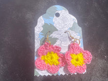 Load image into Gallery viewer, Crocheted Flower earrings