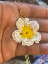 Load image into Gallery viewer, Crocheted Flower earrings
