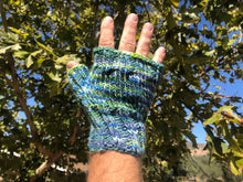 Load image into Gallery viewer, Fingerless mitts (Forests)