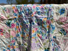 Load image into Gallery viewer, Quilted blanket(Florals)
