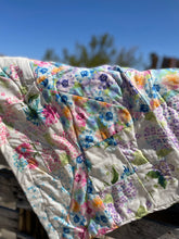 Load image into Gallery viewer, Quilted blanket(Florals)
