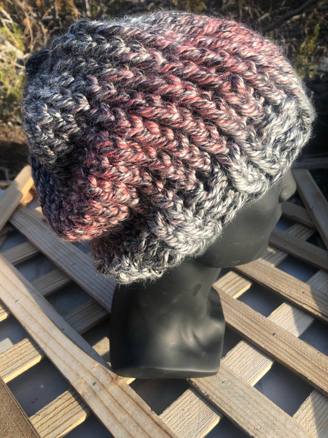 Smoothly slouching cap (Heather black and pink)